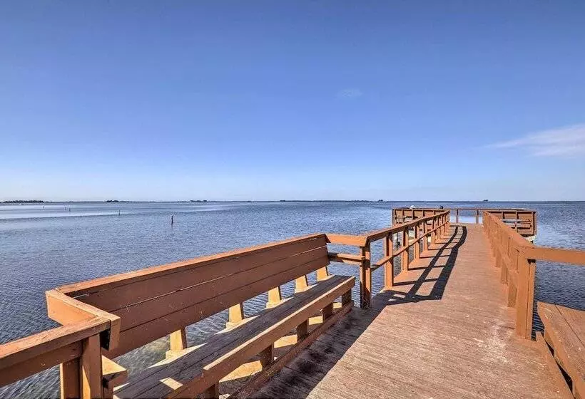 Cozy Crystal Beach Cottage: Walk To Shoreline
