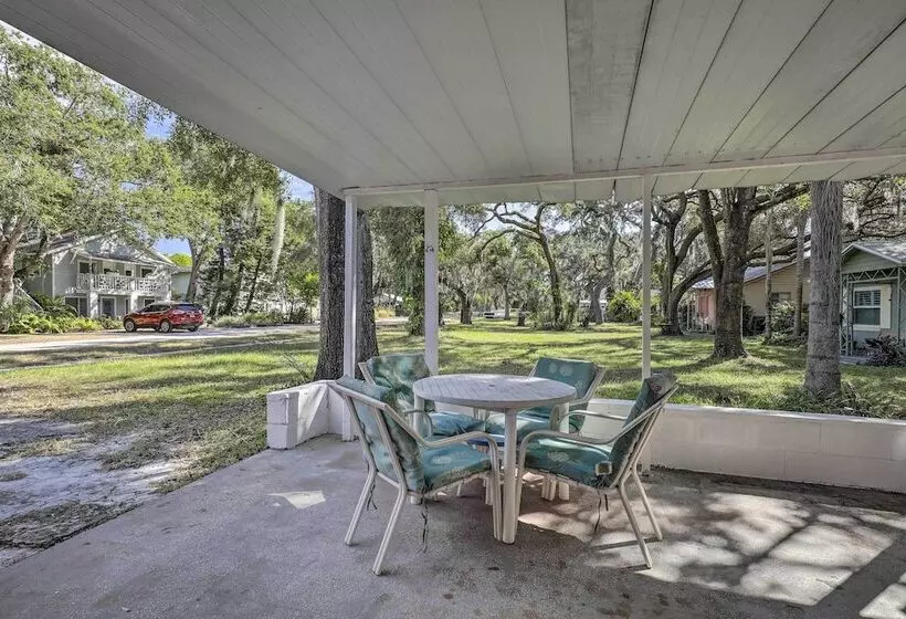 Cozy Crystal Beach Cottage: Walk To Shoreline