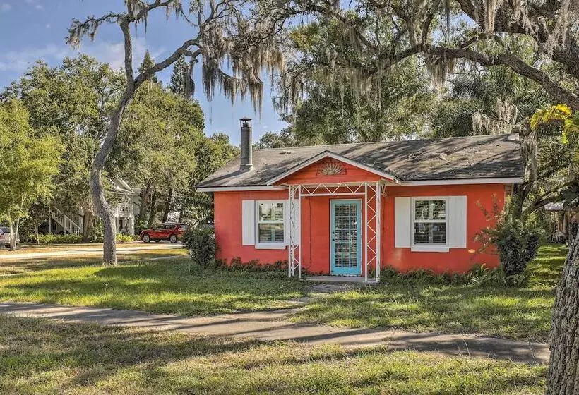Cozy Crystal Beach Cottage: Walk To Shoreline