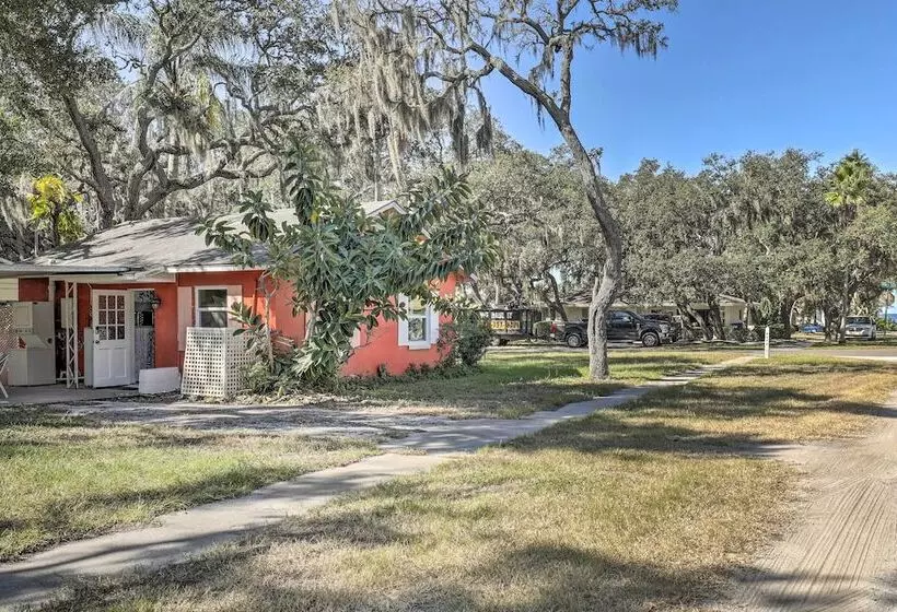 Cozy Crystal Beach Cottage: Walk To Shoreline