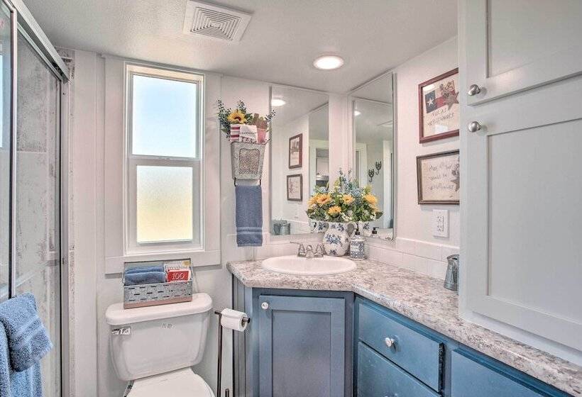 4 Mi To Dtwn: Mckinney Tiny Home W/ Fire Pit