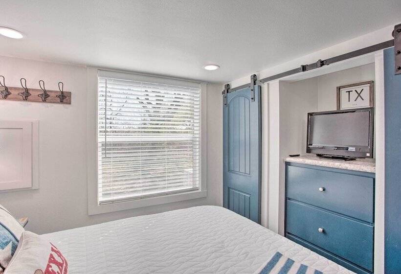 4 Mi To Dtwn: Mckinney Tiny Home W/ Fire Pit