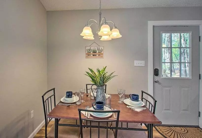 Cozy Shenandoah Valley Home With Wooded Views!