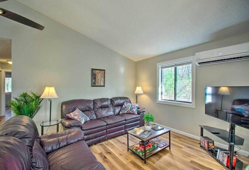 Cozy Shenandoah Valley Home With Wooded Views!