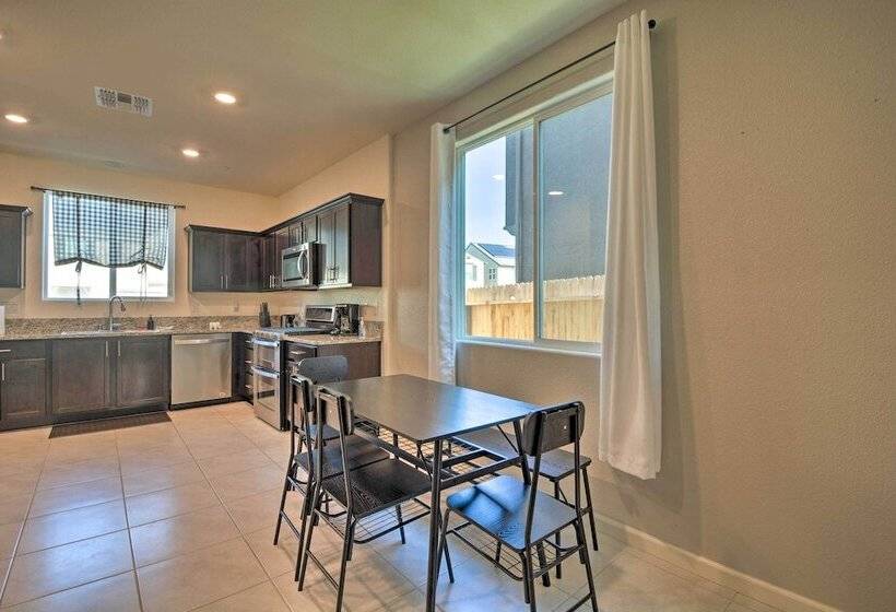 4 Mi To City Center: Family Friendly Retreat!