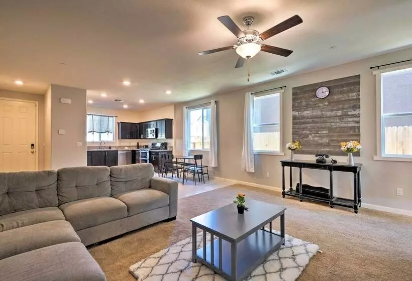 4 Mi To City Center: Family Friendly Retreat!