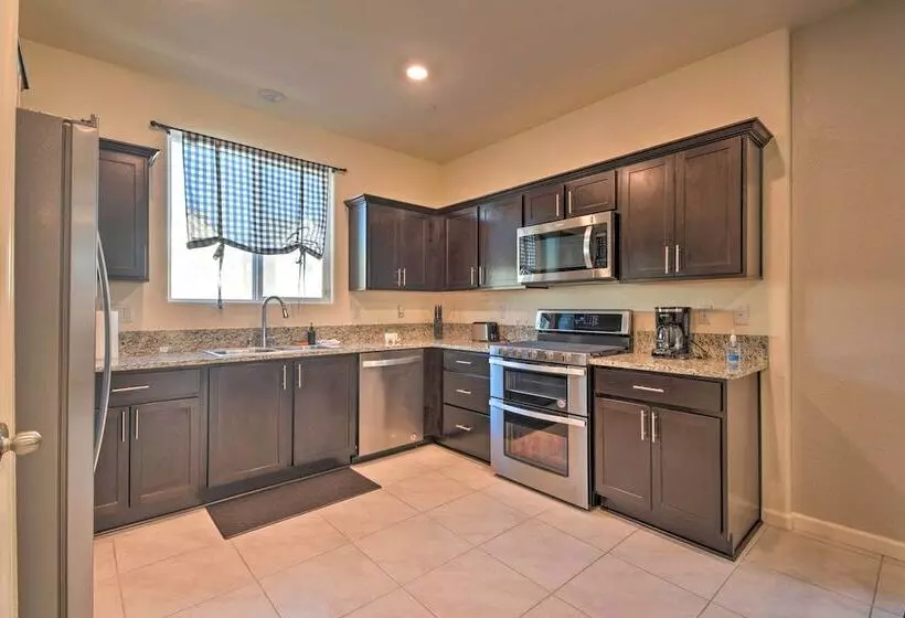 4 Mi To City Center: Family Friendly Retreat!