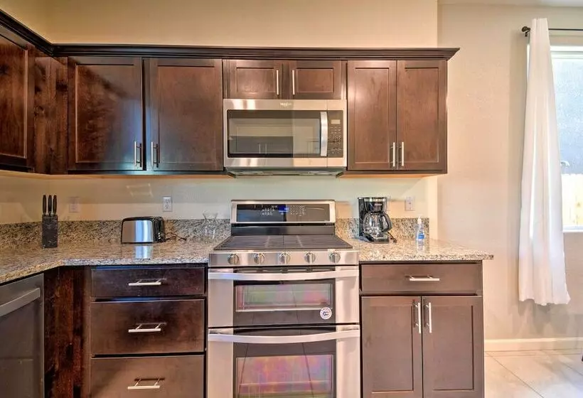 4 Mi To City Center: Family Friendly Retreat!