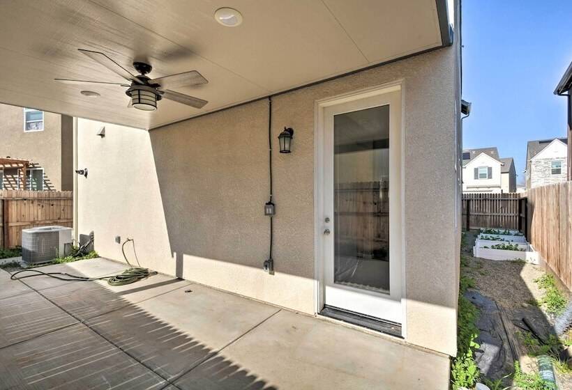 4 Mi To City Center: Family Friendly Retreat!