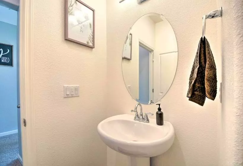 4 Mi To City Center: Family Friendly Retreat!