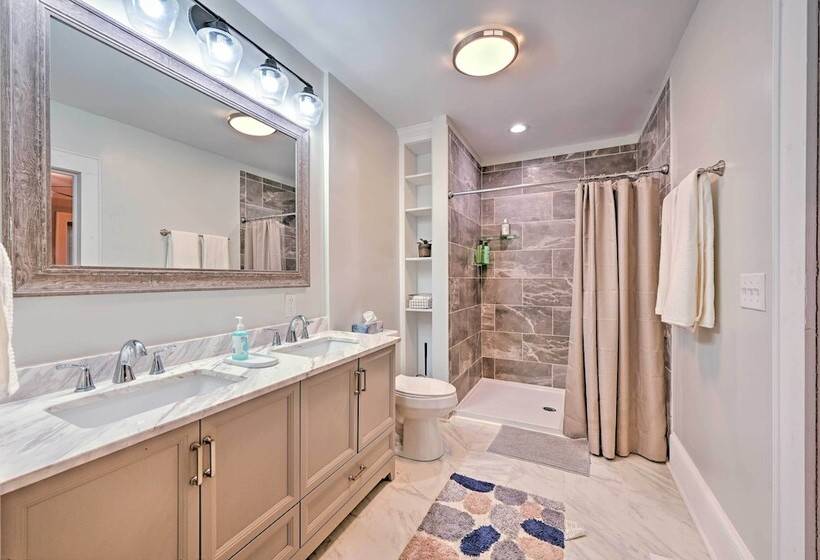 Gorgeous North Carolina Retreat W/ Fire Pit!