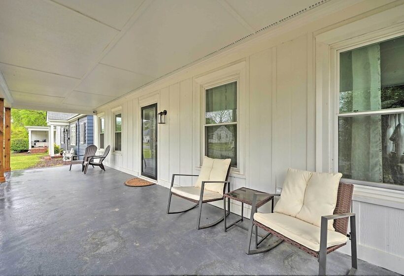 Gorgeous North Carolina Retreat W/ Fire Pit!