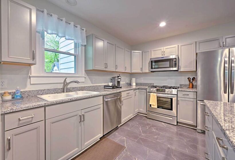 Gorgeous North Carolina Retreat W/ Fire Pit!