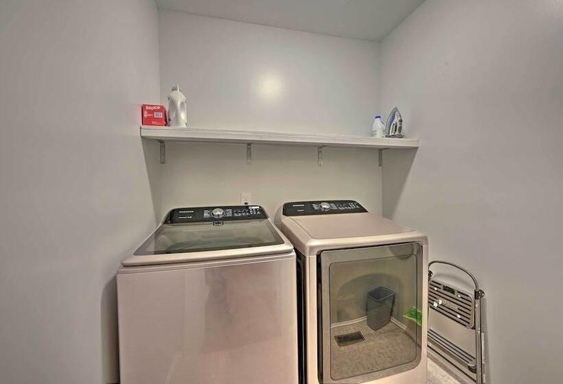 Gorgeous North Carolina Retreat W/ Fire Pit!