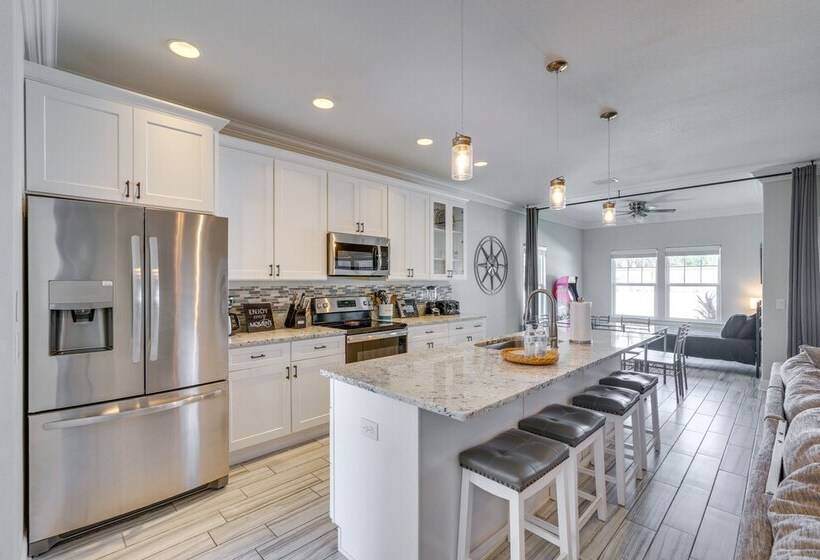 Group Friendly Pcb Retreat W/ Yard, Walk To Beach!