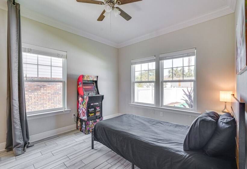 Group Friendly Pcb Retreat W/ Yard, Walk To Beach!