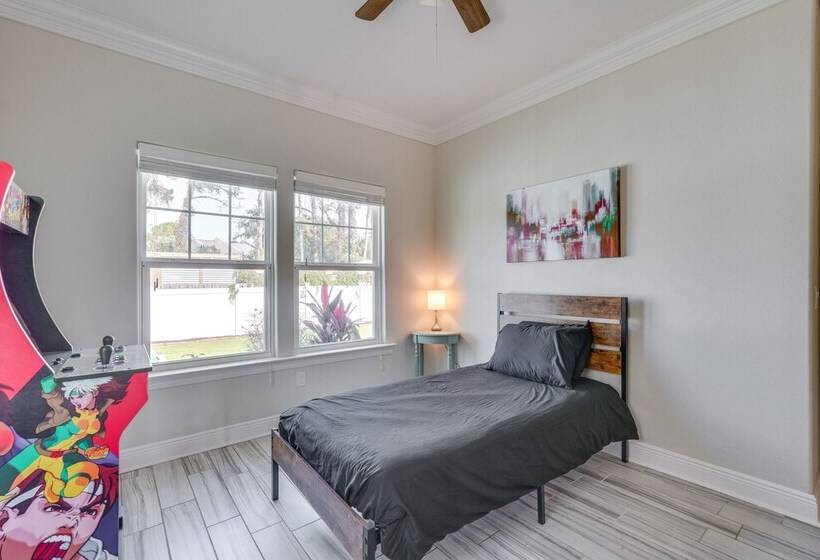 Group Friendly Pcb Retreat W/ Yard, Walk To Beach!