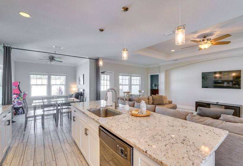 Group Friendly Pcb Retreat W/ Yard, Walk To Beach!