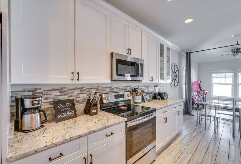 Group Friendly Pcb Retreat W/ Yard, Walk To Beach!