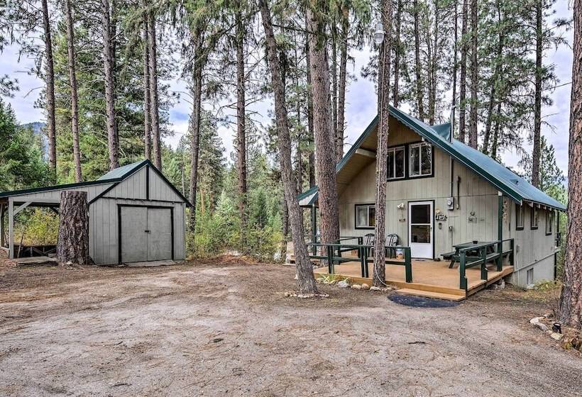 Hillside Hideaway: Warm & Cozy Terrace Lakes Cabin