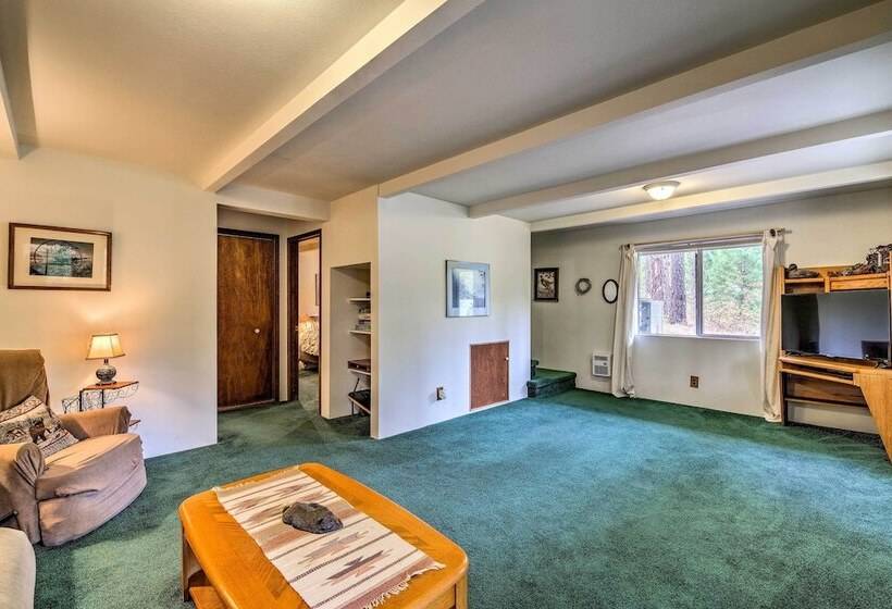 Hillside Hideaway: Warm & Cozy Terrace Lakes Cabin