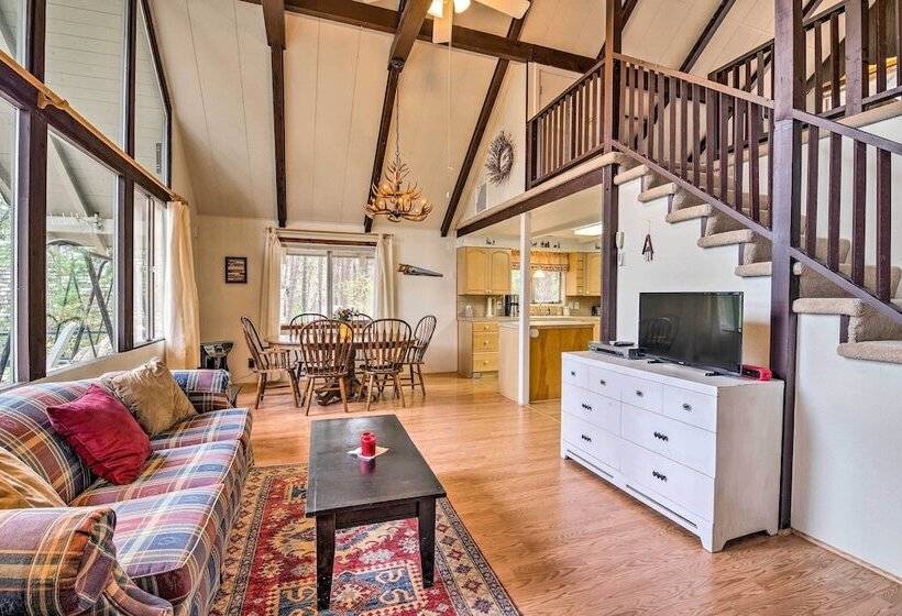 Hillside Hideaway: Warm & Cozy Terrace Lakes Cabin