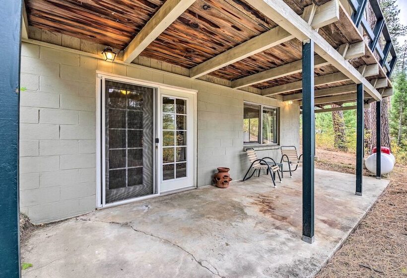 Hillside Hideaway: Warm & Cozy Terrace Lakes Cabin