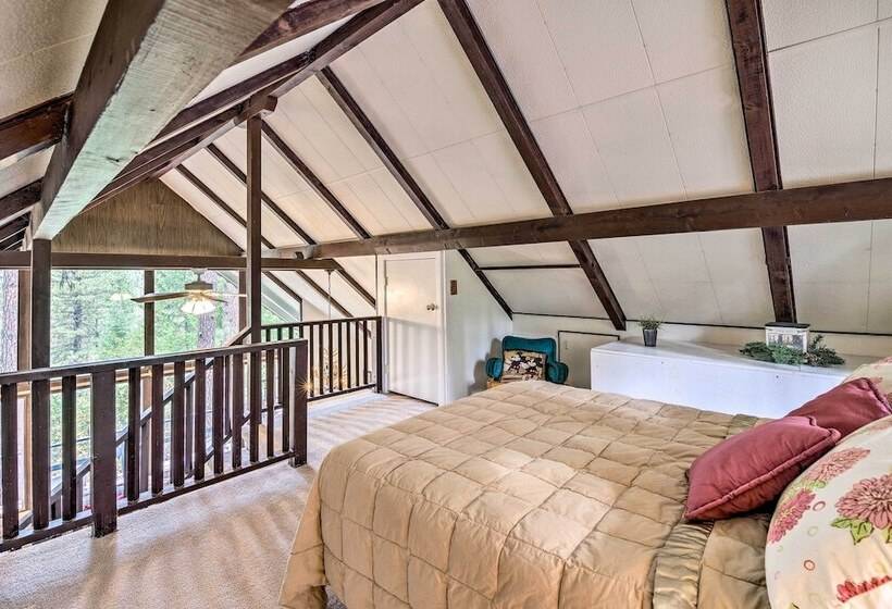 Hillside Hideaway: Warm & Cozy Terrace Lakes Cabin