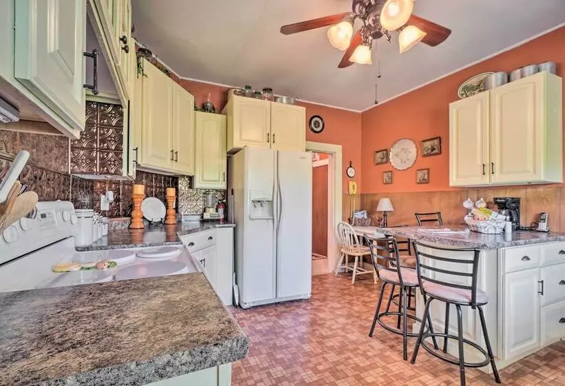 Historic Sparta Home Near Waterfalls & Hikes!