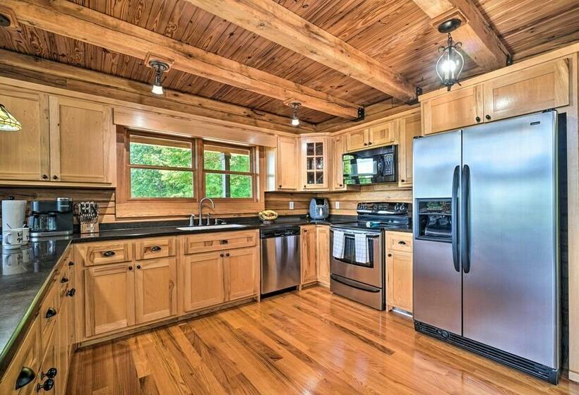 Idyllic  Lakeview Lodge  W/ Private Hot Tub!