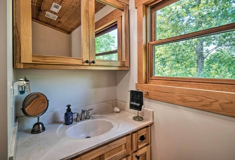 Idyllic  Lakeview Lodge  W/ Private Hot Tub!