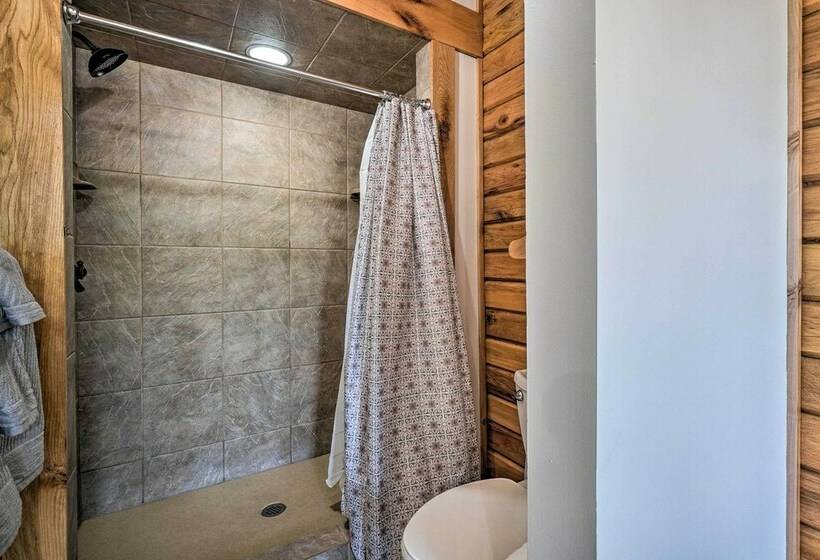 Idyllic  Lakeview Lodge  W/ Private Hot Tub!