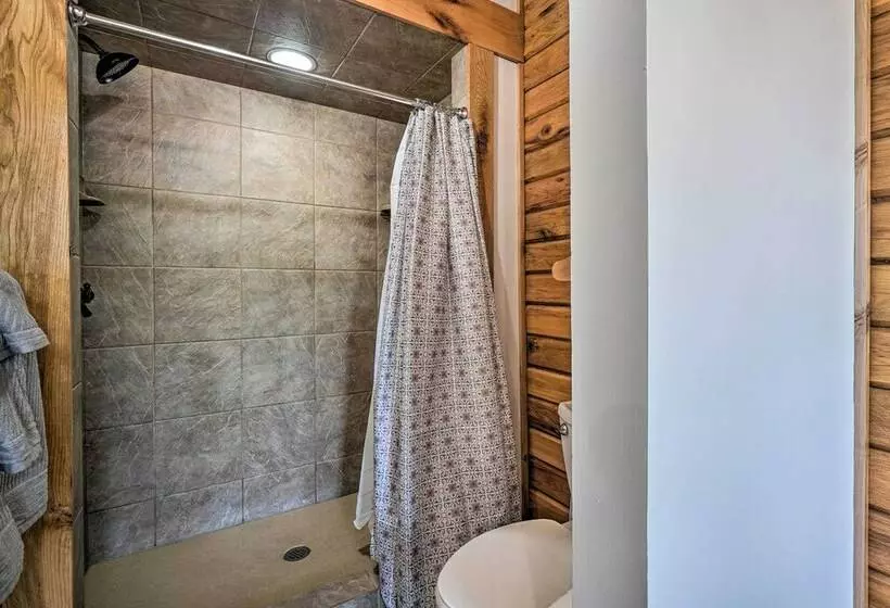 Idyllic  Lakeview Lodge  W/ Private Hot Tub!