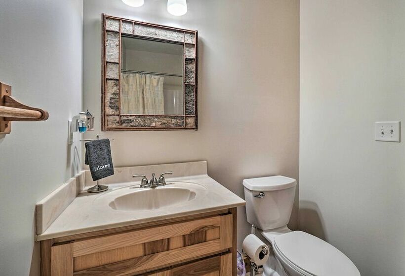 Idyllic  Lakeview Lodge  W/ Private Hot Tub!