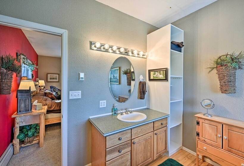 Jefferson Cabin W/ Hot Tub: Ski, Hike, Bike!