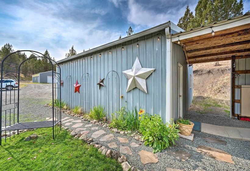 John Day Lakehouse W/ A Great Outdoor Space!