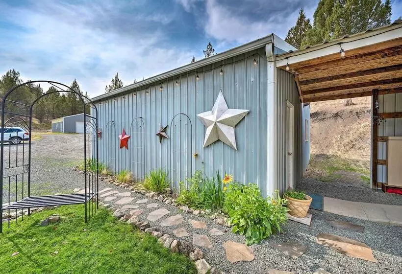 John Day Lakehouse W/ A Great Outdoor Space!