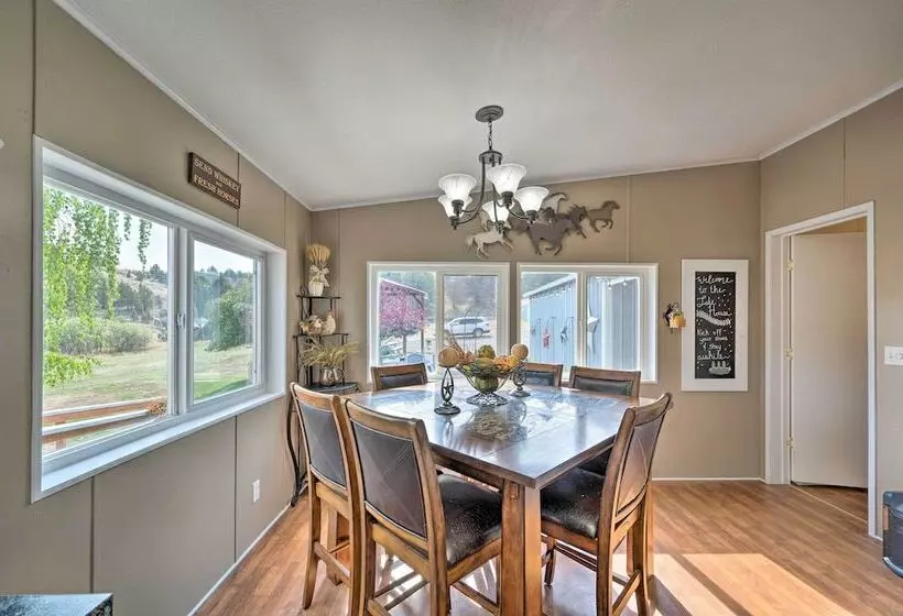 John Day Lakehouse W/ A Great Outdoor Space!