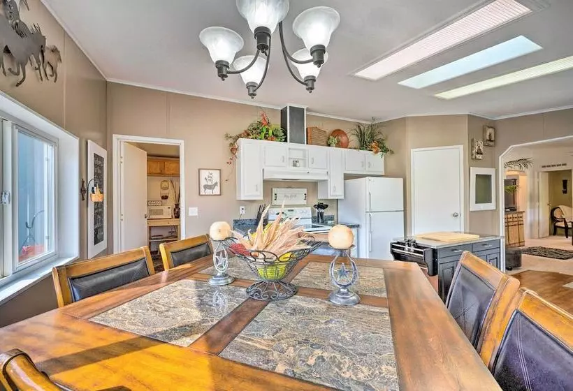 John Day Lakehouse W/ A Great Outdoor Space!