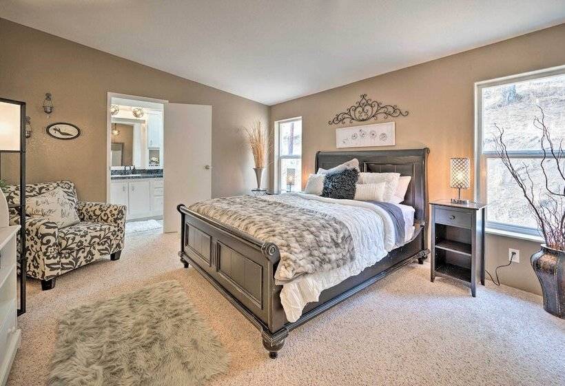 John Day Lakehouse W/ A Great Outdoor Space!