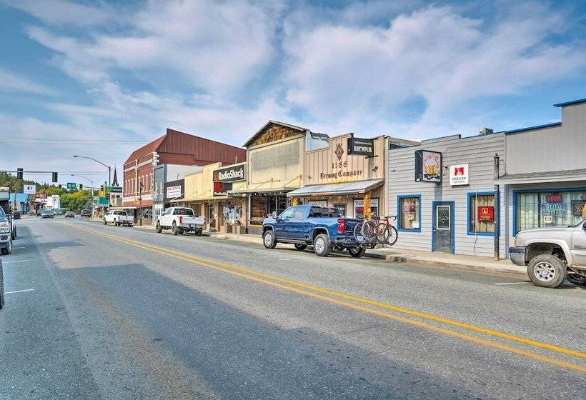 John Day Lakehouse W/ A Great Outdoor Space!