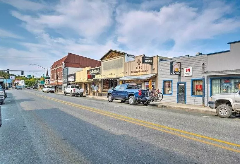 John Day Lakehouse W/ A Great Outdoor Space!