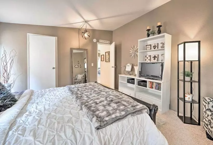 John Day Lakehouse W/ A Great Outdoor Space!