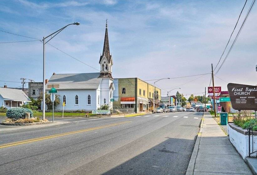 John Day Lakehouse W/ A Great Outdoor Space!