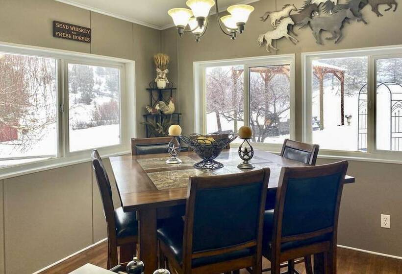 John Day Lakehouse W/ A Great Outdoor Space!