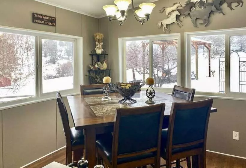 John Day Lakehouse W/ A Great Outdoor Space!