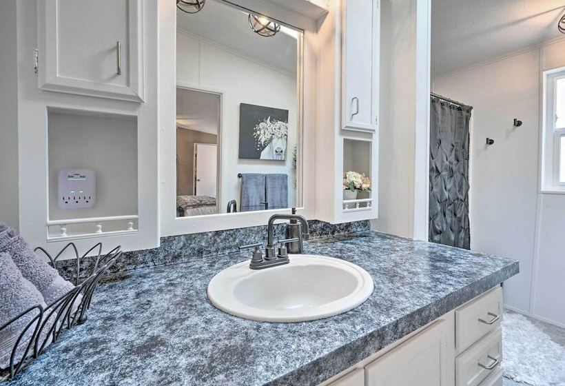 John Day Lakehouse W/ A Great Outdoor Space!