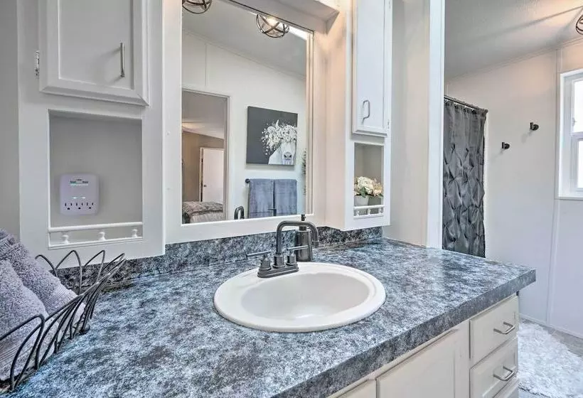 John Day Lakehouse W/ A Great Outdoor Space!