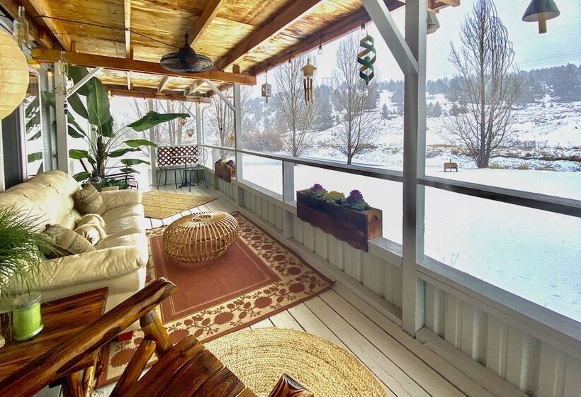 John Day Lakehouse W/ A Great Outdoor Space!