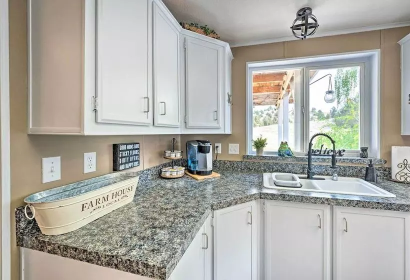 John Day Lakehouse W/ A Great Outdoor Space!